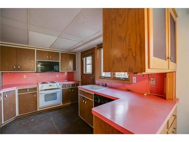 8132 Lea Road — kitchen, before